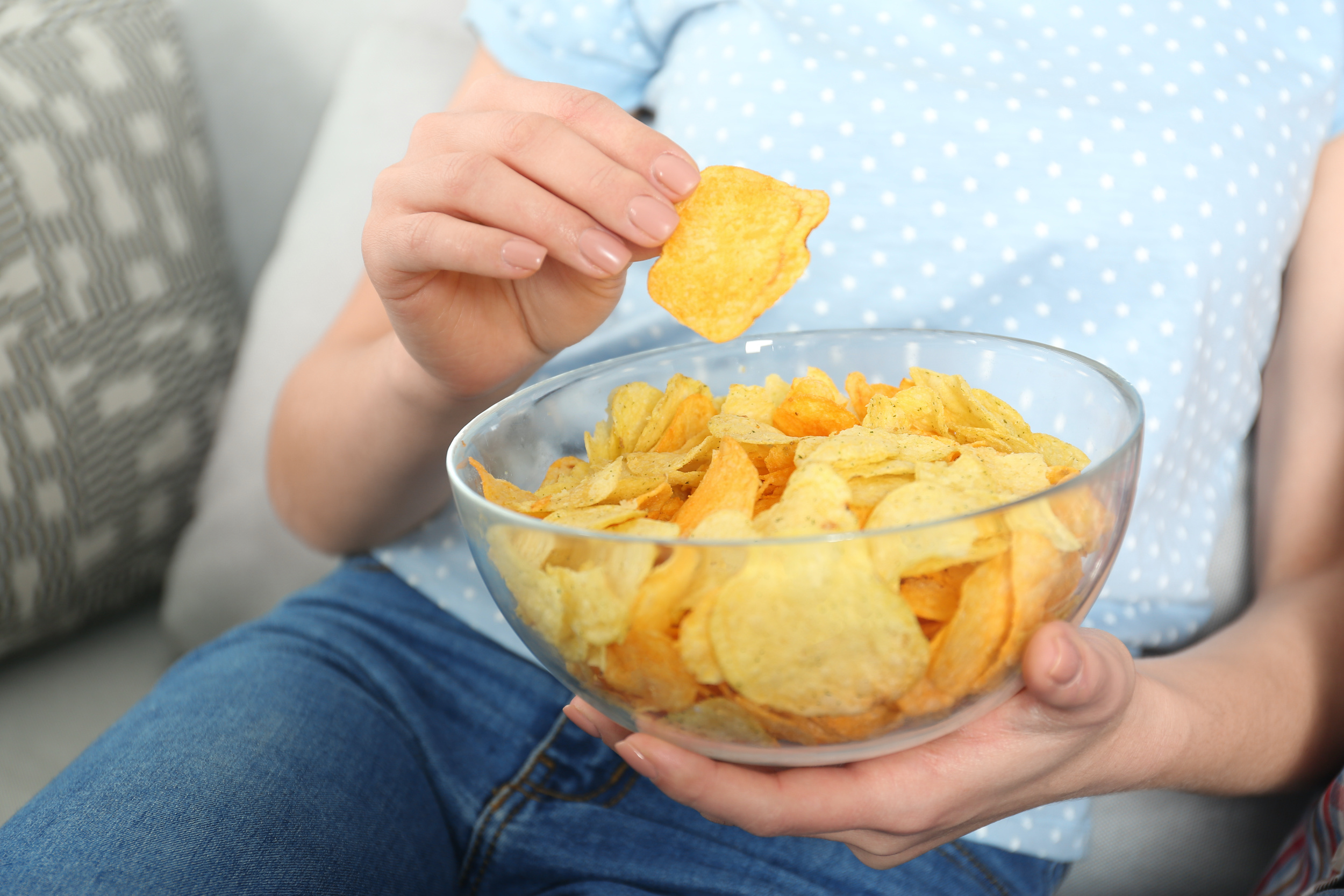 Personne qui mange des chips