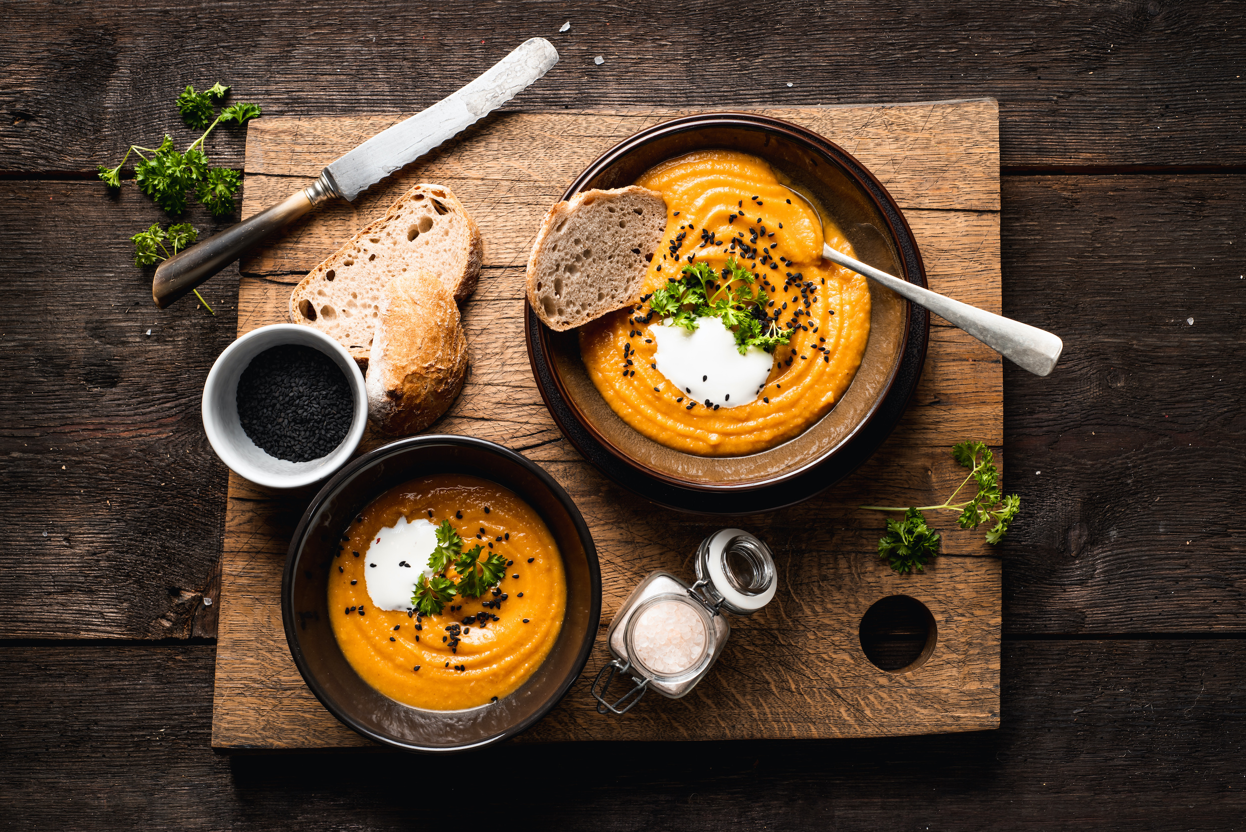 Repas de soupe et de pain posé sur une planche