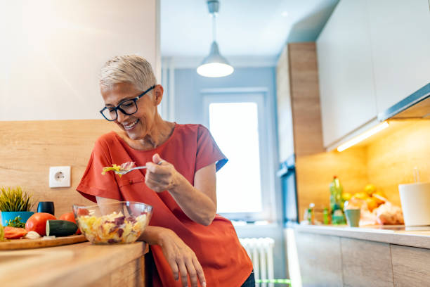 femme qui mange dans une cuisine