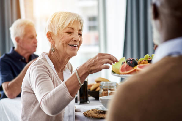 Femme qui mange des fruits