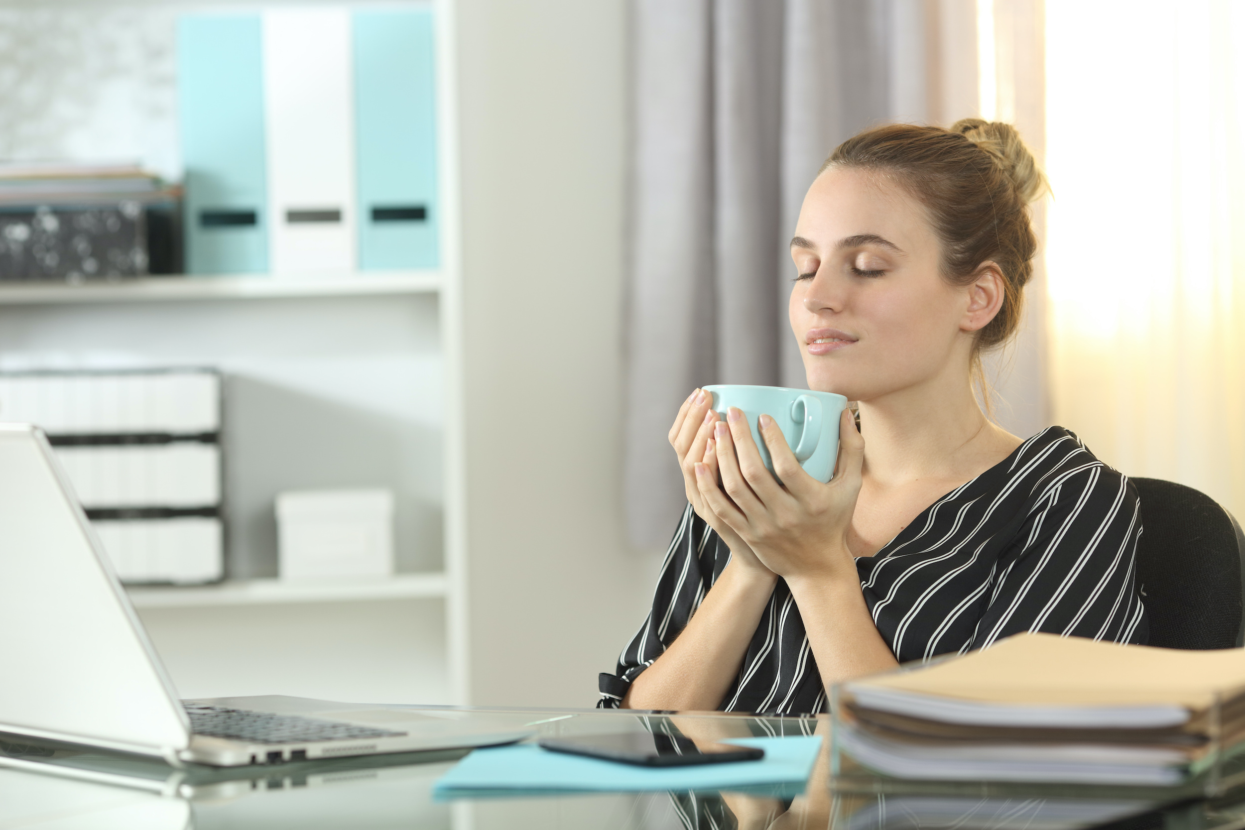femme qui se réchauffe les mains sur une tasse